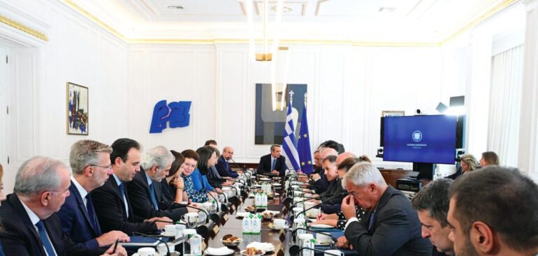 Ανασχηματισμός πανικού μετά τις παραιτήσεις λόγω του σκανδάλου του ΟΠΕΚΕΠΕ