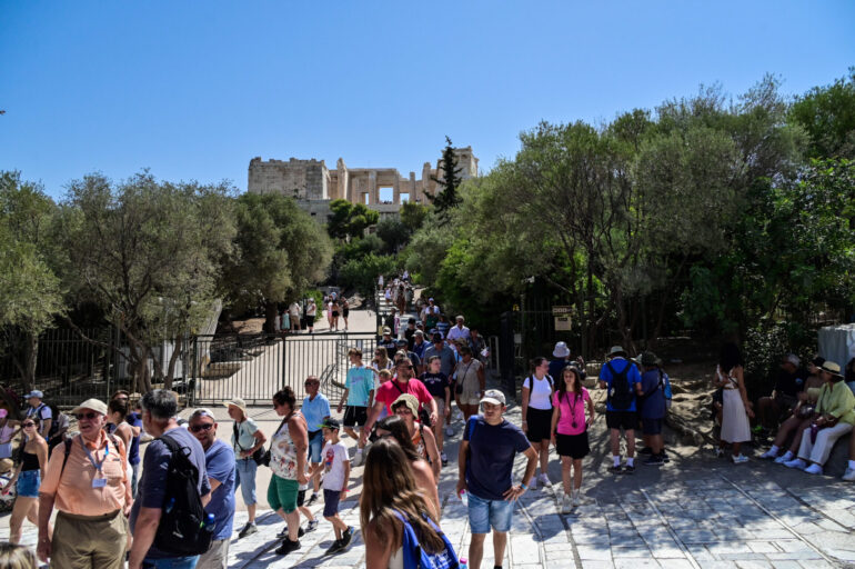 ΚΛΑΔΙΚΑ ΝΕΑ- Σήμα κινδύνου εκπέμπει ο τουρισμός με το «ψηφιακό σύστημα» εισόδου/εξόδου