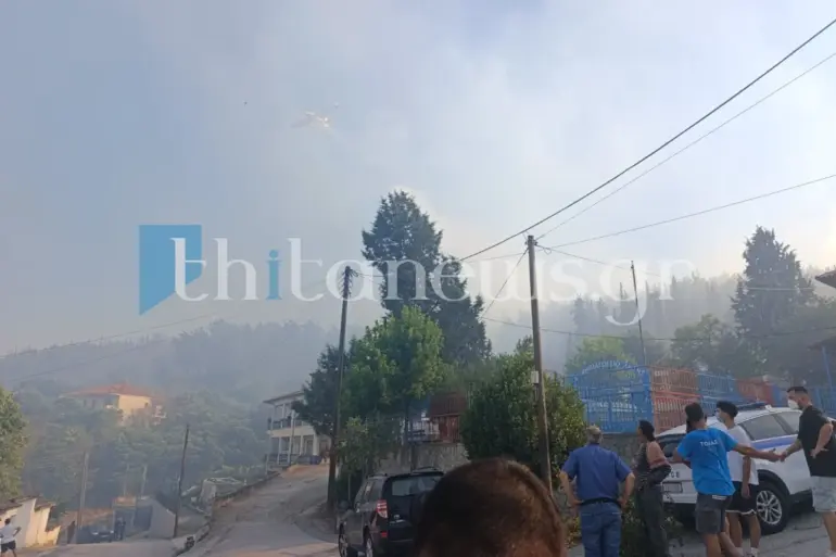 Εκκενώθηκε τμήμα της Λητής – Στα πρώτα σπίτια έφτασε η φωτιά που ξεκίνησε στο Δερβένι