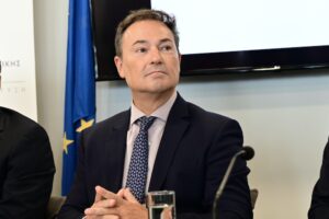 O κ. Οδυσσέας Αθανασίου κατά τη διάρκεια υπογραφή της σύμβασης παραχώρησης του δικαιώματος κατασκευής, λειτουργίας, διαχείρισης, συντήρησης και εκμετάλλευσης της νέας Μαρίνας Μεγάλων Σκαφών