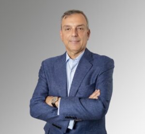 ο πρόεδρος της IDEAL Holdings, βασικός μέτοχος της νεοεισηγμένης Λάμπρος Παπακωνσταντίνου