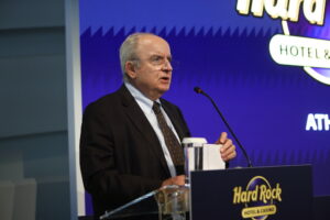 O Γιώργος Περιστέρης κατά την τελετή έναρξης κατασκευής του Hard Rock Hotel and Casino"